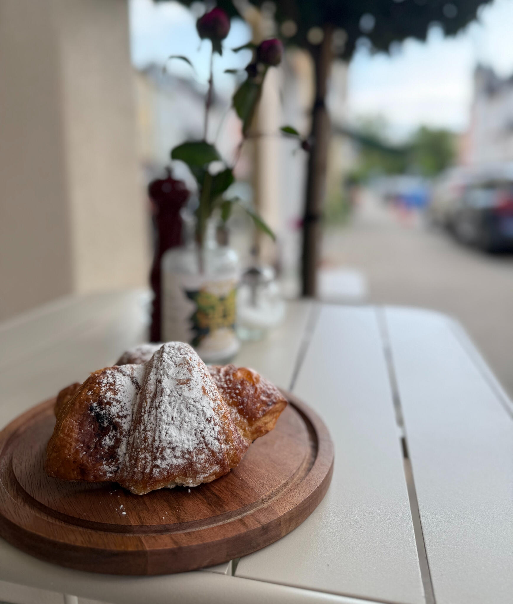 Croissant Croissant auf einem Teller im Außenbereich auf der Terasse bei Dilli´s Käse und Feinkost in Traunstein.